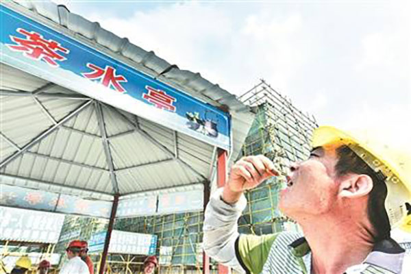 沈陽搭設腳手架公司為建筑一線工人送清涼